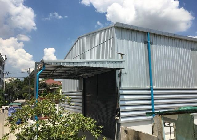 ให้เช่าโกดัง 400 ตร.ม. ย่านลาดพร้าว รัชดา สุทธิสาร ใกล้ MRT ลาดพร้าว 71 และ MRT สุทธิสารราคาเช่า 150,000 บาท ( สัญญาขั้นต่ำ 3 ปี ประกัน 3 เดือน ล่วงหน้า 1 เดือน ) ( ค่าเช่า 326 / ตารางเมตร / เดือน )ที่ตั้ง ถนนรัชดาภิเษก ซอยลาดพร้าว 64 แขวงวังทองหลาง เขตวังทองหลาง กรุงเทพมหานคร 10310ติดต่อ : คุณภัสพงณ์ 063-409-8164 , 081-398-7741Line : deedaa23เนื้อที่ 100 ตารางวา พื้นที่ใช้สอย 400 ตารางเมตร จำนวน 1 ชั้น 1ห้องสำนักงาน 2 ห้องน้ำ