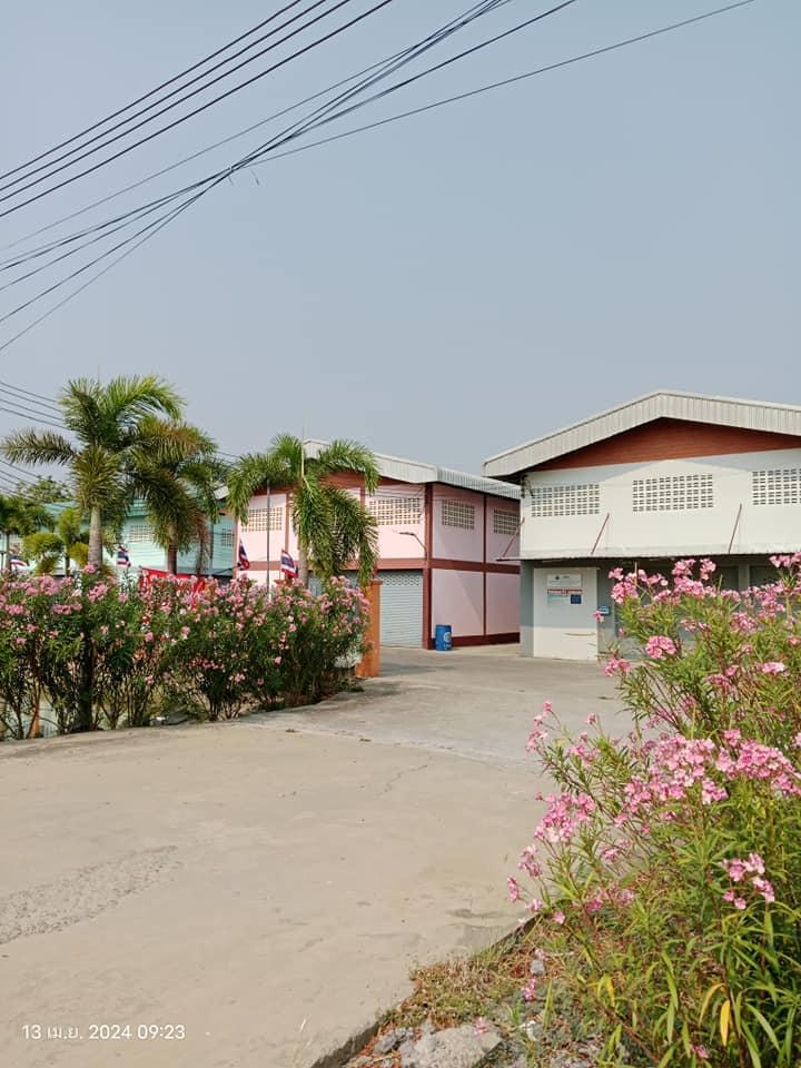 ให้เช่าโกดัง พื้นที่ 250 ตรม. อยู่ติดถนน ปท.1030 ย่านลาดหลุดแก้ว คลองอุดม ปทุมธานีราคาเช่า 30,000 บาท / เดือน ( ประกัน 2 เดือน ล่วงหน้า 1 เดือน )ที่ตั้ง ถนน ปท.1030 ตำบลคลองพระอุดม อำเภอลาดหลุมแก้ว จังหวัดปทุมธานีติดต่อ : คุณภัสพงณ์ 063-409-8164Line : deedaa23พื้นที่ใช้สอย 250 ตารางเมตร มีออฟฟิต แอร์ และห้องน้ำ ไฟ 3 เฟสสถานที่ใกล้เคียง- ตลาดนัดวัดทองสะอาด ราคาเช่า 30,000 บาท / เดือน ( ประกัน 2 เดือน ล่วงหน�