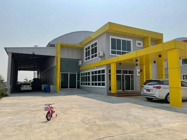 ขายที่ดินพร้อมโรงงาน มีออฟฟิศ 2 ชั้น เนื้อที่ 2 ไร่ ย่านบางเลน รถคอนเทนเนอร์เข้า - ออก สะดวกเหมาะทำโรงงานผลิตอาหารเสริม หรือเครื่องสำอาง ได้มาตรฐาน อย.ราคาขาย 25,000,000 บาทที่ตั้ง หมู่ที่ 1 ตำบลนราภิรมย์ อำเภอบางเลน จังหวัดนครปฐมติดต่อ : คุณภัสพงณ์ 063-409-8164Line : deedaa23เนื้อที่ 2 ไร่ พื้นที่ใช้สอย 360 ตารางเมตร จำนวน 2 ชั้นอาคารออฟฟิศ 2 ชั้น ชั้น 1 สำนักงานมีห้องมากถึง 14 ห้อง 1 ห้องครั