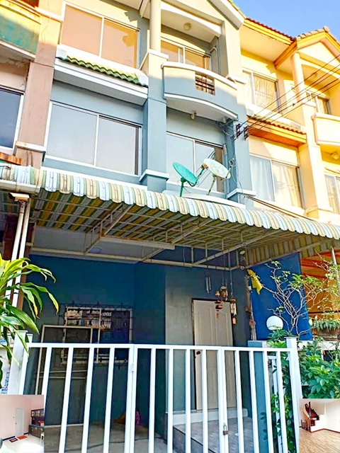 ให้เช่าทาวน์เฮาส์ 3 ชั้น ถูกมาก MRT ศรีนครินทร์ 38 18ตรว. 158ตรม. ทำเลดีมาก 3นอน 3น้ำ 1จอดรถ 3แอร์  ซีคอนสแควร์ ศรีนครินทร์  เดินทางสะดวก