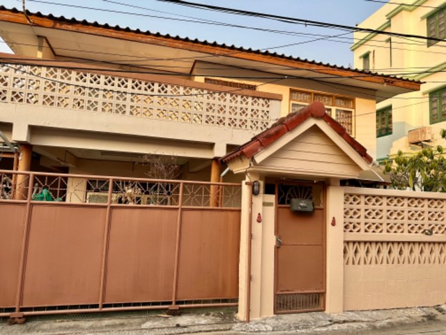 [C239]ให้เช่า 40k บ้านเดี่ยว 2 ชั้น รัชดา เขตห้วยขวาง บ้านอยู่ซอยแรก ใกล้เซ่เว่นประมาณ 20-30 เมตร  ใกล้รถไฟฟ้า MRTห้วยขวาง ต้อนรับสัตว์เลี้ยงบ้านเดี่ยว 2 ชั้น  44 ตร.วา 2 ห้องนอน 2 ห้องน้ำ ห้องโถงใหญ่ ,ห้องครัวกว้าง และ 2 ที่จอดรถภายในบ้าน พร้อมแอร์ เฟอร์นิเจอร์ ห้องอนอน ตู้เตียง ที่นอนครบ เครื่องปั้มน้ำ40,000.- / เดือน ประกัน 2 เดือน  ล่วงหน้า 1 เดือน TEL: 095-940-6781 LINE: @500lkyco https://lin.ee/r1A21Uzเดินทางสะดวก- ร