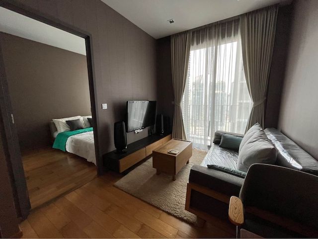 Keyne by Sansiri, nice, safe, peaceful, 22nd floor, BTS Thonglor.***Service for selling/renting houses, condos and giving advice. If interested, contact at any time***Interested in additional details or pictures or making an appointment to see the room?Contact Ekachai (Aui)T. 089-799-5598Line ID: @auiauiaui001 (add @ in front)-------------------------------------------------- -------------Room type: 1 bedroom, 1 bathroomSize 36 sq m., 22nd floorNew, clean room, beautifully decorated, ready to move in.details-------------------------------------------------- ------------Rental price: 25,000.-/month-------------------------------------------------- ------------* furniture- wardrobe- Built-in kitchen- Bed with mattress- Sofa-------------------------------------------------- ------------*Nearby important places (Based on information from Google Map)- BTS Thonglor : 100 m.- Emporium : 1 km.- EmQuartier : 2.1 km.- Bangkok Prep International School: 500 km.- Bangkok University: 2.2 km.- Samit