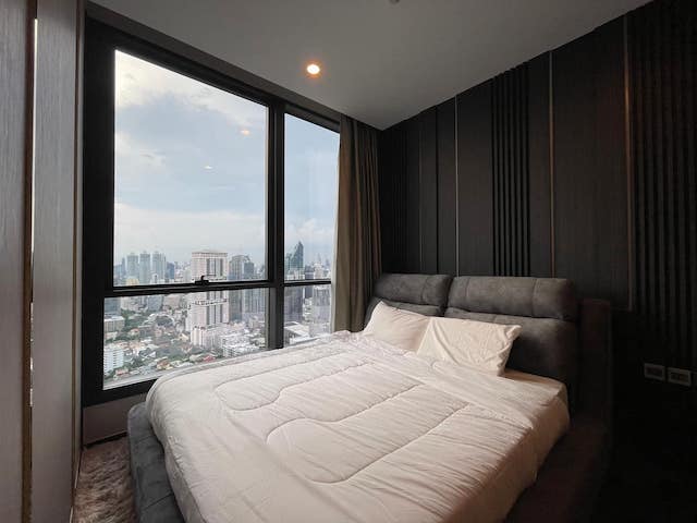 The Esse Sukhumvit 36, safe, spacious, peaceful, 35th floor, BTS Thonglor.***Service for selling/renting houses, condos and giving advice. If interested, contact at any time***Interested in additional details or pictures or making an appointment to see the room?Contact Ekachai (Aui)T. 089-799-5598Line ID: @auiauiaui001 (add @ in front as well)Room type: 1 bedroom, 1 bathroomSize 43.37 sq m., 35th floorNew, clean room, beautifully decorated, ready to move in.details-------------------------------------------------- ------------Rental price: 55,000 baht per month-------------------------------------------------- ------------*Facilities worth using- Lobby- Automatic Parking- library- Sunken Seating Area- Sunken Lawn-------------------------------------------------- ------------*Nearby important places (Based on information from Google Map)- BTS Thonglor Station: 20-60 m.- Major Cineplex Ekkamai : 700 m.- Gateway Ekkamai : 1.1 km.- EmQuartier : 1.1 km.- Emporium : 1.1 km.- K Village : 2.1 