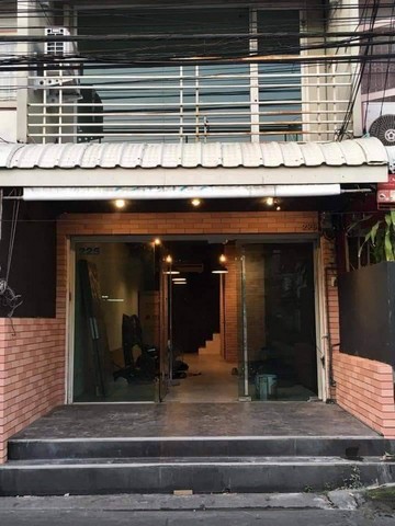 ให้เช่าอาคารพาณิชย์ 4 ชั้น ริมถนน ในซอย จรัญสนิทวงศ์ 46  3 ห้องนอน 3 ห้องน้ำ ชั้นล่างเปิดโล่ง กั้น ประตูกระจก  สามารถ เดินไป สถานี  MRT บางยี่ขัน ได้   18,000/เดือนสถานที่ใกล้เคียง- ใกล้แหล่งชุมชน - เซ็นทรัลปิ่นเกล้า - รพ ศิริราช  - โลตัส - สถานี  MRT บางยี่ขัน - ใกล้ โรงเรียนทิวไผ่งามพิกัด :  แขวงบางยี่ขัน เขตบางพลัด กรุงเทพขนาดพื้นที่  17 ตร.ว. (4.5*10ม*4)สนใจติดต่อ คุณต้อ โทร : 0615925159, 0990964544ไลน์ ไ