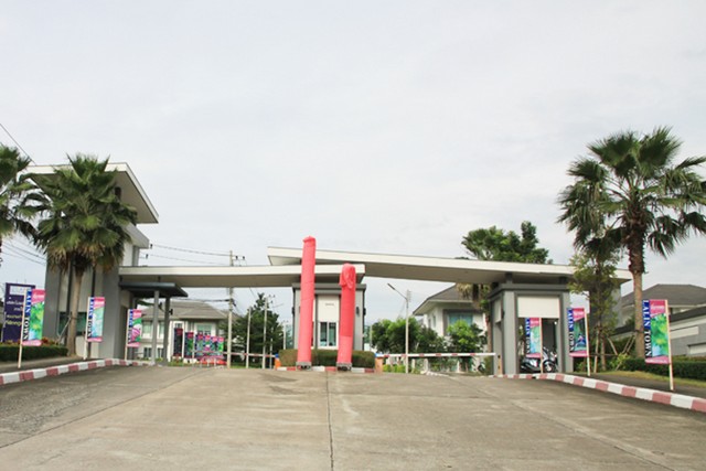 TEL :088-559 5199 คุณเอLine: https://line.me/ti/p/C0eGe0whLXขายถูก!! บ้านแฝดสไตล์บ้านเดี่ยว ใกล้สโมสรหมู่บ้าน แลนซีโอคริป บ่อวิน ศรีราชา ชลบุรีขายถูก 2,890,000 บาทพื้นที่ 37.1 ตารางวา3 ห้องนอน 2 ห้องน้ำ 1 ห้องครัว จอดรถ 1 คันของแถมในตัวบ้าน- ปรับปรุงรีโนเวทใหม่ทั้งหลัง- ต่อเติมลานซักล้างหลังบ้าน- ต่อเติมเค้าเตอร์ครัว กระจกปิดอลูมิเนียม- ปูพื้น SPC ใหม่ ทั้งหลังชั้นบน- ต่อเติมโรงจอดรถหน้าบ้าน ปูกระเบื้อง- 