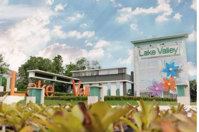 TEL :088-559 5199 คุณเอLine: https://line.me/ti/p/C0eGe0whLXบ้านแฝดหลังริม ให้เช่าพร้อมอยู่ เฟอร์ครบหมู่บ้าน เลควัลเล่ย์ บ่อวิน ศรีราชาราคาเช่า: 25,000 บาท/เดือนสัญญาเช่า 1 ปี พร้อมจ่ายประกัน 2 เดือน และ จ่ายล่วงหน้า 1 เดือนบ้าน 2 ชั้น พื้นที่ใช้สอยกว่า 41.6 ตารางวา3 ห้องนอน 2 ห้องน้ำ พร้อมพื้นที่สวนส่วนตัว- ติดตั้งแอร์ 3 เครื่อง- ครัวบิ้วอินที่พร้อมสำหรับใช้งาน- พื้นที่จอดรถหน้าบ้าน รวมถึงพื้นที่จอดรถ