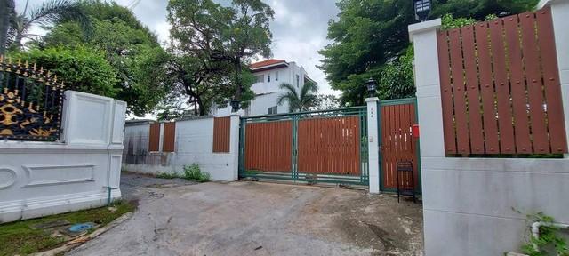 ขายบ้านเดี่ยว 3 ชั้น  หมู่บ้านเมืองทอง 2/2 พัฒนาการ 61 เนื้อที่ 233 ตรว. พื้นที่ใช้สอย 400 ตร.ม 6 ห้องนอน 5 ห้องน้ำ พื้นที่สีเขียวรอบตัวบ้าน