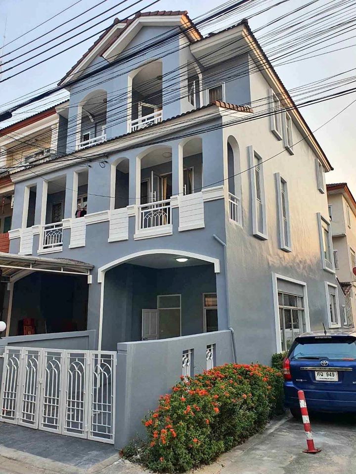 CH1023 ให้เช่าทาวน์เฮ้าส์ 3 ชั้นหลังมุม ฟิลกึ่งบ้านเดี่ยว เฉลิมพระเกียรติร 9 ซอย 28