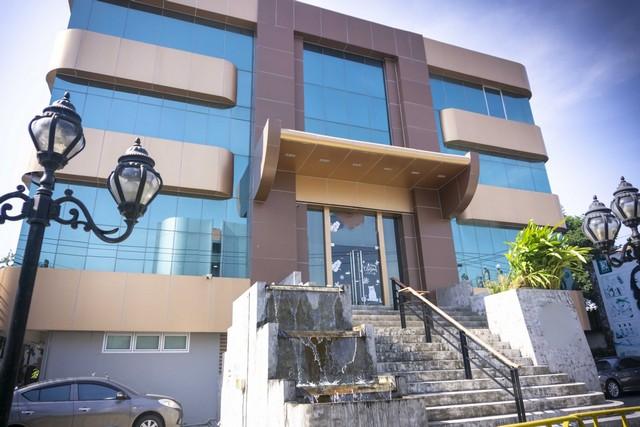 ให้เช่าอาคารขนาดใหญ่ 4 ชั้น มีดาดฟ้า ใกล้ถนนประดิษฐ์มนูธรรม ย่านทาวน์อินทาวน์ พื้นที่ 1500 ตร.ม. มีที่จอดรถได้ 20 คัน มีลิฟต์โดยสาร 