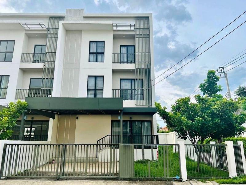 ให้เช่าทาวน์โฮม 3ชั้น ถนนกรุงเทพกรีฑา  Villa Albero เนื้อที่ 30 ตารางวา มี 3 ห้องนอน 3 ห้องน้ำ แอร์ 4 ตัว จอดรถ 2คัน มีเฟอร์นิเจอร์ตามภาพ