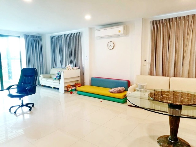 บ้านสไตล์ Modern Contemporary โครงการภัสสร ไพรด์ มหิดล เจริญเมือง พื้นที่ส่วนกลางมีสระว่ายน้ำ สนามเด็กเล่น ใกล้โรงเรียนนานาชาติเชียงใหม่