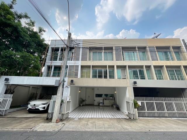 ให้เช่าทาวน์โฮม 3 ชั้น ถนนพัฒนาการ หมู่บ้าน Noble Cube พัฒนาการ พื้นที่ใช้สอยรวมประมาณ 200 ตารางเมตร 3 ห้องนอน 3ห้องน้ำ