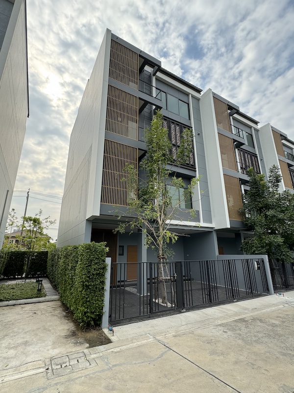 BH2865  ให้เช่าทาวน์โฮม 4 ชั้น เมซอง 168 เมืองทอง Maison 168 Muangthong มีลิฟต์ ติดถนนใหญ่ ใกล้รถไฟฟ้าสายสีชมพู