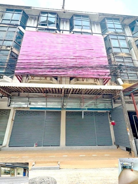 แบริ่ง MRT ศรีลาซาล ให้เช่าอาคารพาณิชย์ 2 คูหา 5 ชั้นครึ่ง 45ตรว. 740ตรม. ใหญ่กว้างมาก ทำเลทอง 8นอน 5น้ำ พร้อมที่จอดรถ ติดถนนใหญ่