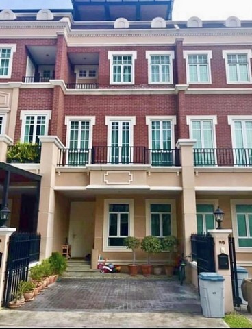 ขายทาวน์โฮม หมู่บ้านการ์เด้นสแควร์แสนสิริ ซอยสุขุมวิท 77 ใจกลางเมืองกรุงเทพ เป็นบ้านที่มีความสวยงามและสะดวกสบาย