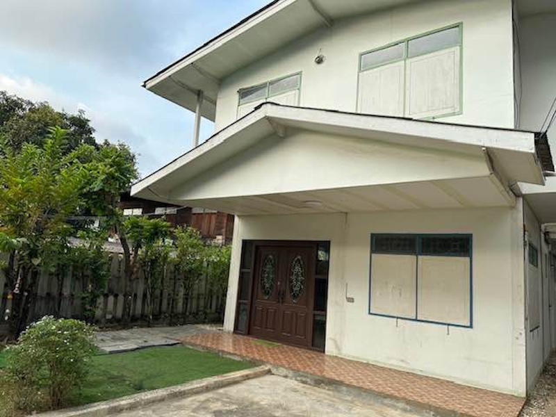 BH2869 ให้เช่าHome office For Rent on Sukhumvit 66/1  บ้านเดี่ยวให้เช่า 2 ชั้น ตั้งอยู่บนสุขุมวิท66/1 600 เมตรอุดมสุขบีทีเอส