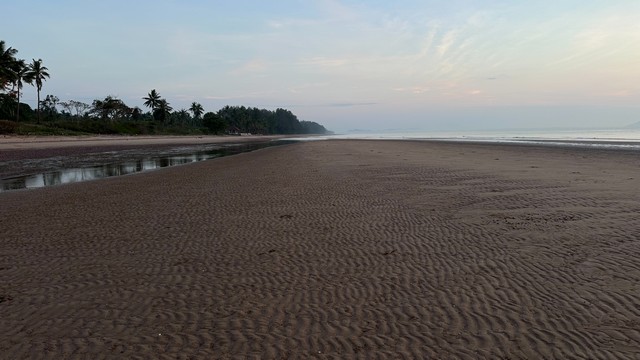 คุยง่าย บริการหลังการขายดี ให้ข้อมูลพร้อมบริการพาชมที่จริง   แบ่งขายที่ดิน บ้านฝั่งแดง  หมู่ 4 ต.ทรายทอง อ.บางสะพานน้อย จ.ประจวบฯ  ติดทะเลมีทั้งหมด  5 แปลง 