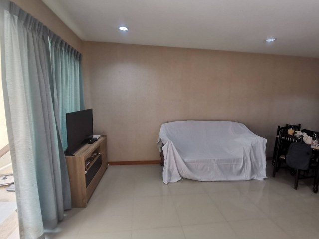 ขายบ้านทาวน์โฮม 2 ชั้น ขนาดพื้นที่ 19.9 ตร.ว. หมู่บ้านสินทรัพย์ 3 การเดินทางสะดวก ใกล้วัด โรงเรียน โรงพยาบาล และ 7-11 ลำลูกกา ปทุมธานี