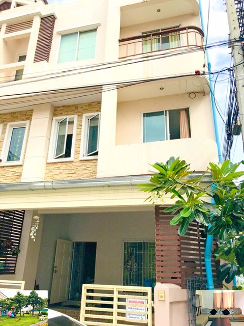 วิคตอเรีย  ให้เช่าทาวน์เฮ้าส์ 3 ชั้น หัวมุม การ์เด้นท์ 2.5 กม. เพชรเกษม69-77บรรยากาศดี 22ตรว. 140ตรม. 3นอน 3น้ำ 2จอดรถ 3แอร์ MRT หลักสอง 