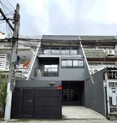 ขายทาวน์โฮม3ชั้น เอกมัย22 สุขุมวิท71  เข้าทางปรีดีย์43 ได้ เนื้อที่ 23 ตารางวา พื้นที่ใช้สอย 215 ตารางเมตร