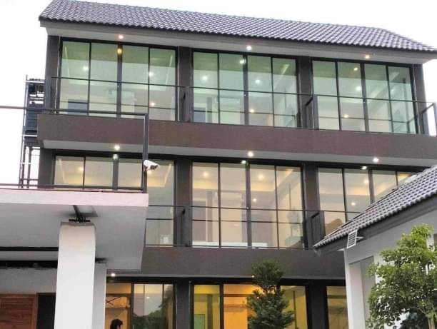 ให้เช่า/ขาย บ้านพูลวิลล่า 3 ชั้น 9 นอน 11 น้ำ  โซนอำเภอเมือง สไตล์โมเดิร์น มีดาดฟ้า สำหรับนั่งชิลล์ ปาร์ตี้ นั่งดูดาวตอนกลางคืนได้