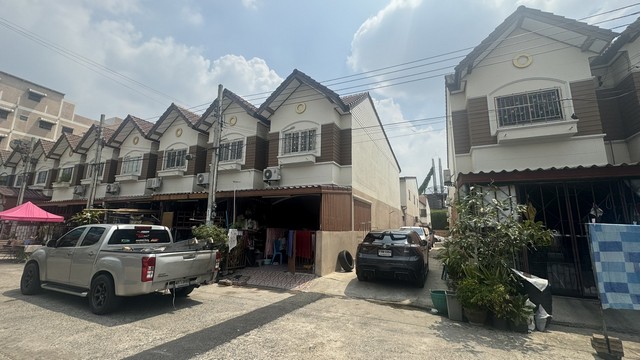 ตะวันทอง ทาวน์เฮาส์2 ชั้น  อยู่บนถนนเส้นเมน ของโครงการ