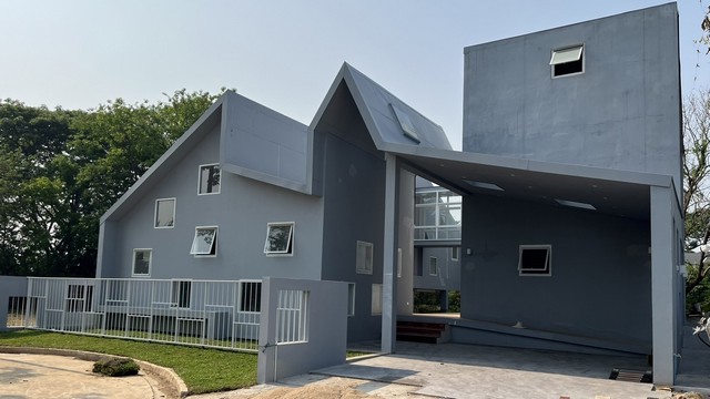 ขายด่วน Pool Villa 3 ชั้นสร้างใหม่ติดทะเลสาป กลางเมืองเชียงใหม่ หมู่บ้าน lake views 2 สี่แยกลิขิตชีวัน