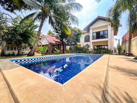 Meet great opportunities ..Own a large villa on 2 ngan of land with 2 bungalows near Chaweng Beach, Central Samui.