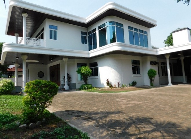 ขายบ้านหลังใหญ่ 2 ชั้น ซอย วิภาวดีรังสิต 60 เนื้อที่ 1 ไร่ มี 4 นอน 5 น้ำ ถนน พหล 49/1 ตรงข้าม ม.ศรีปทุม บางเขน