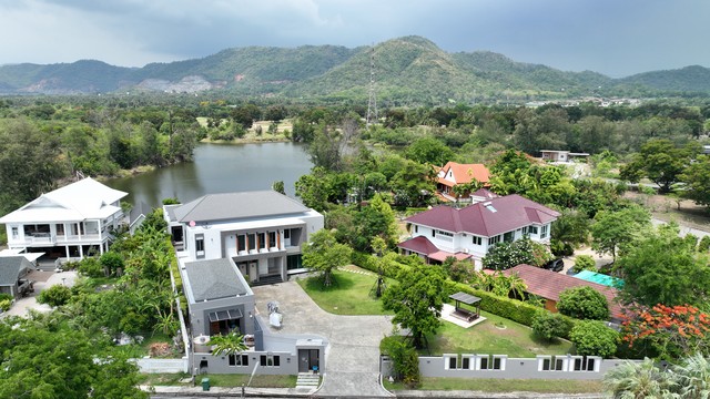 ขายบ้านริมน้ำในโครงการปัญญารีสอร์ท บางพระ ศรีราชา ชลบุรี ขายบ้านติดน้ำวิวภูเขาในปัญญารีสอร์ท ชลบุรี ขนาด 472 ตารางวา