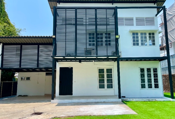 ให้เช่าบ้านเดี่ยว 2 ชั้น ซอยรามอินทรา 42 (กม6)มี4 ห้องนอน 4 ห้องน้ำ พื้นที่ใช้สอย 400 ตรม เหมาะอาศัย ทำออฟฟิศ จอดรถหลายคัน