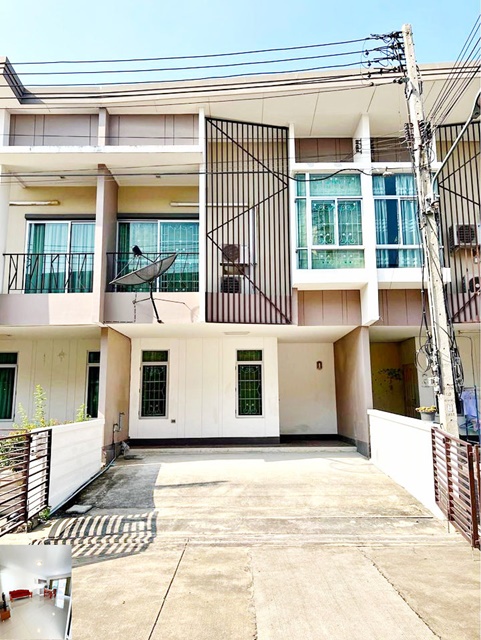 บ้านไม่เคยปล่อยเช่า ขาย-เช่าทาวน์เฮาส์ 2 ชั้น สภาพดีมาก 26ตรว. 130ตรม. หันทิศใต้ 3นอน 2น้ำ 2จอดรถ 2แอร์ โรงเรียนโกลบอลอินเดียนนานาชาติ