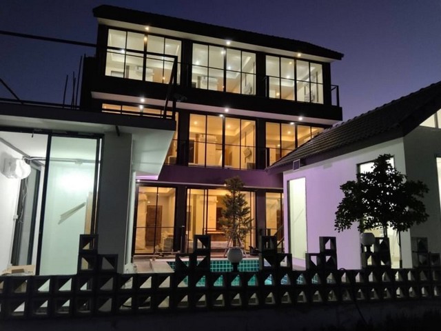 พูลวิลล่า 3ชั้น สไตล์โมเดิร์น ใกล้บิ๊กซีดอนจั่น             