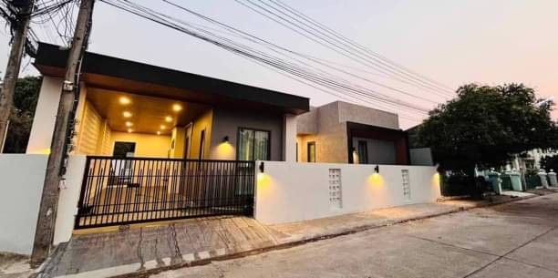 บ้านพูลวิลล่าให้เช่า/ขาย 4 นอน 5 น้ำ บ้านชั้นเดียว สไตล์โมเดิร์น แปลงมุม เหมาะสำหรับครอบครัวที่ชอบการเดินทางสะดวก เฟอร์นิเจอร์ครบเซต