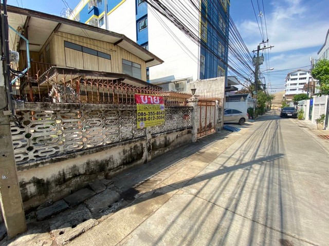 ขายบ้านพร้อมที่ดิน  ซอยจรัญสนิทวงศ์ 57 แยก 3-3 เนื้อที่ 100 ตารางวา     ZT388 