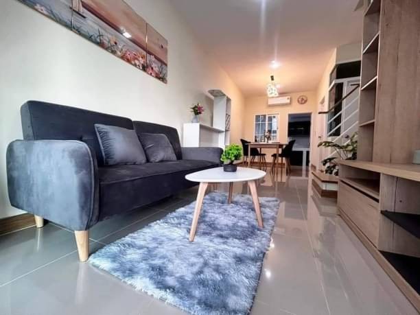 ปล่อยเช่า 22,000 บาท/เดือน ทาวน์โฮม 2 ชั้น Gloden Town รวมโชค สไตล์อังฤกษ ทำเลดี ใกล้เมือง เดินทางสะดวกสบาย ใกล้โรงเรียนนานาชาติ NIS