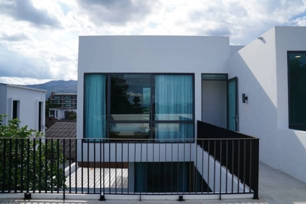 พูลวิลล่าให้เช่า 150,000 บาท/เดือน พูลวิลล่าสร้างใหม่ โซนเจ็ดยอด อำเภอเมือง ใกล้เมญ่า ใกล้มช. พร้อมด้วยเฟอร์นิเจอร์บิ้วอินครบครัน