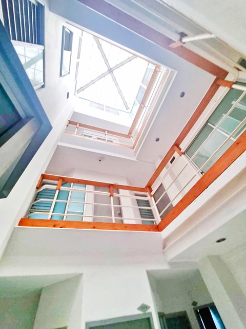 อพาร์ทเม้นท์ AIRBNB ย่านหลักสี่ 3 คูหา 5 ชั้น ม.เกริก MRT รามอินทรา ให้เช่าHostel  พื้นที่โชว์รูม 3ห้อง ที่ชั้นล่าง  25นอน 24น้ำ