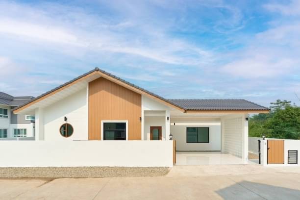 ขายต่ำกว่าราคาประเมิน 2.59 ล้าน 59.7 ตรว.  โซนสารภี บ้านสร้างใหม่ชั้นเดียว สไตล์มินิมอล มีเพียงหลังเดียวเท่านั้น! แปลงมุม บ้านโปร่งโล่งสบาย