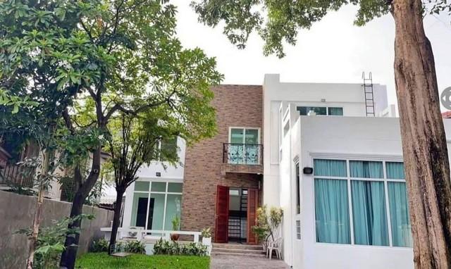 ขายบ้านเดี่ยว 2 ชั้น  ซอยรัชดาภิเษก 32 ตรงข้ามศาลอาญารัชดาภิเษก เนื้อที่ 105 ตารางวา 3 ห้องนอน 3 ห้องน้ำ จอดรถได้ 6 คัน ไม่ไกลจาก MRT รัชดา