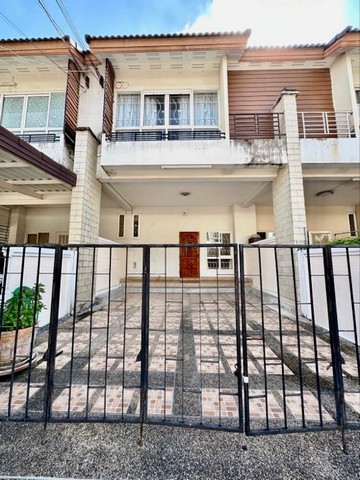 ขายบ้านทาวร์เฮ้า 2 ชั้น โซนกรุงเทพกรีฑา หมู่บ้านภัทรากรุงเทพกรีฑา พื้นที่ 22.20 ตารางวา พื้นที่ใช้สอย 122 ตารางเมตร จอดรถได้ 2 คัน 