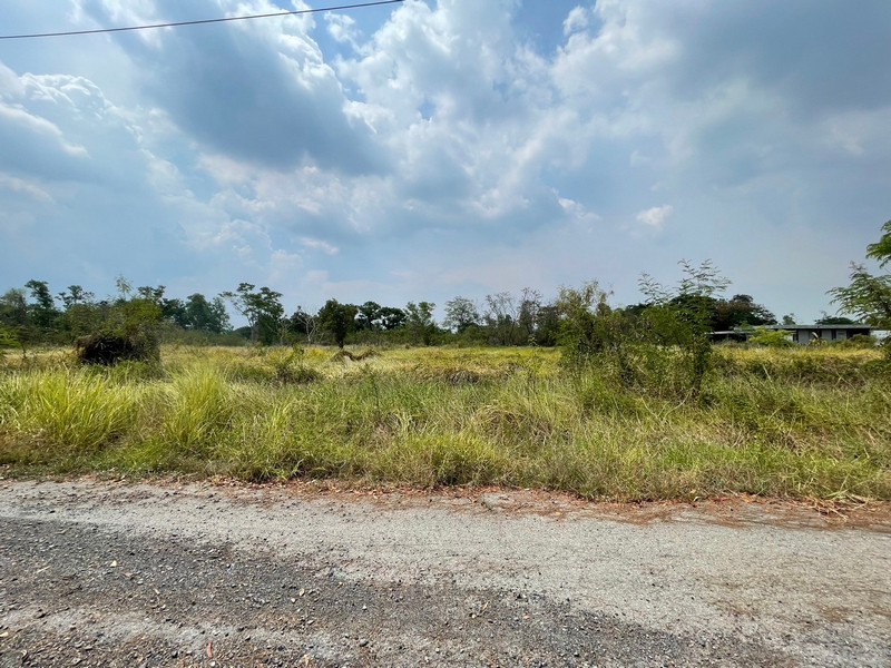 ขายที่ดิน 1 แปลง ริมถนน รูปสี่เหลี่ยมผืนผ้า สนามกอล์ลำลูกกา คันทรี่คลับ รวม 2-0-1 ไร่ กล้หมู่บ้านและร้านค้ามากมาย