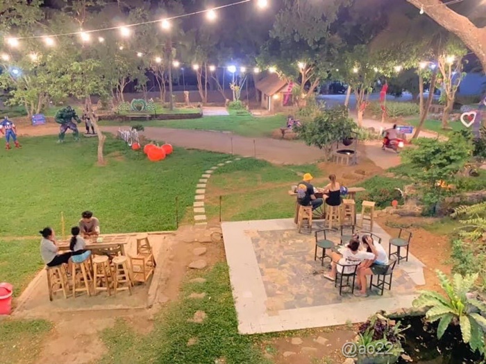 Resort for sale with restaurant garden in Lamphun Province on land size 5-3-15.2 rai, surrounded by nature. View of mountains and rice fields