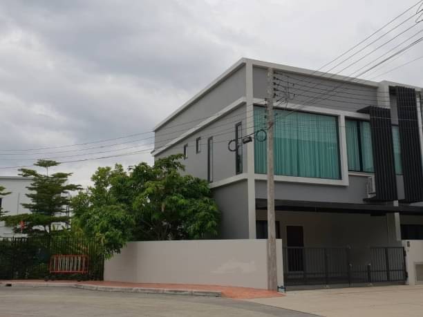 บ้านใหม่เจ้าของไม่เคยอยู่ ขาย 3.6 ล้าน 51 ตรว. ทาวน์โฮม 2 ชั้น สันทราย สไตล์โมเดิร์น หลังริม เฟอร์นิเจอร์ครบ พร้อมเข้าอยู่