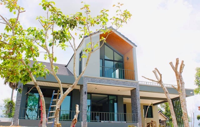 ใกล้สระว่ายน้ำ เป็นส่วนตัว เฟอร์ครบ ให้เช่าบ้าน 2 ชั้นแบล็ค เมาท์เทน 65ตรว.180ตรม. ท่ามกลางธรรมชาติ ทำเลดี 4นอน 3น้ำ 2จอดรถ 2แอร์ พักผ่อน 