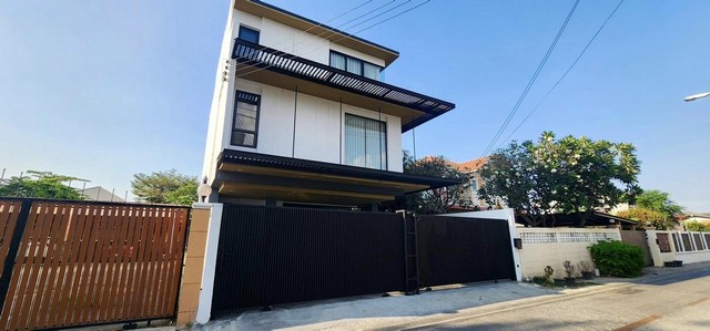 ขายบ้านเดี่ยว 4 ชั้นสไตล์โมเดิร์น 460 ตร.ม. รามอินทราซอย 8 บิ้วท์อินแล้วพร้อมอยู่ ใกล้รถไฟฟ้าสถานีรามอินทรา กม. 4