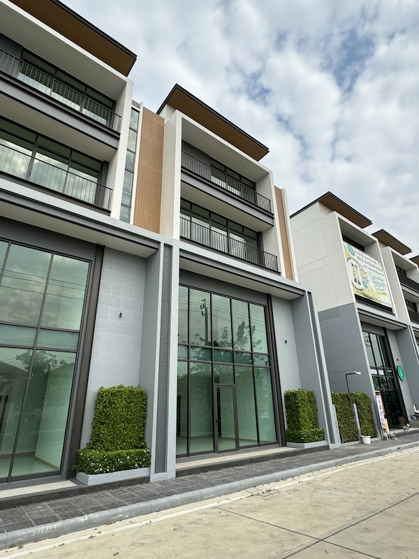 BH2865  ให้เช่าทาวน์โฮม 4 ชั้น เมซอง 168 เมืองทอง Maison 168 Muangthong มีลิฟต์ ติดถนนใหญ่ ใกล้รถไฟฟ้าสายสีชมพู