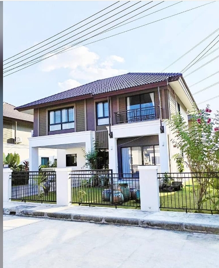 ขายบ้านเดี่ยว กาญจน์กนกวิลล์ 23 ถ.สันกำแพงสายใหม่ เลียบน้ำโฮม เชียงใหม่ เนื้อที่ 77.2 ตรว มี 4 นอน 4 น้ำ  บ้านสไตล์โมเดิร์นล้านนา