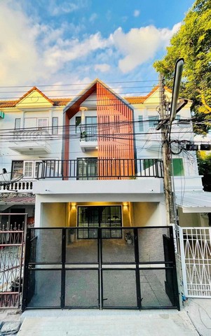 ทาวน์เฮ้าส์ 2 ชั้น เอกชัย 84 ใกล้สนามเด็กเล่น หาของกินง่าย