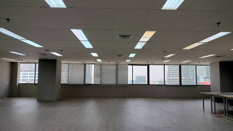 BH2945 ให้เช่า และ ขาย  พื้นที่สำนักงานที่ตึกลุมพินี พระราม 4 พื้นที่เกือบ 300 ตร.ม. ชั้น 30 วิวเมืองสวยมาก